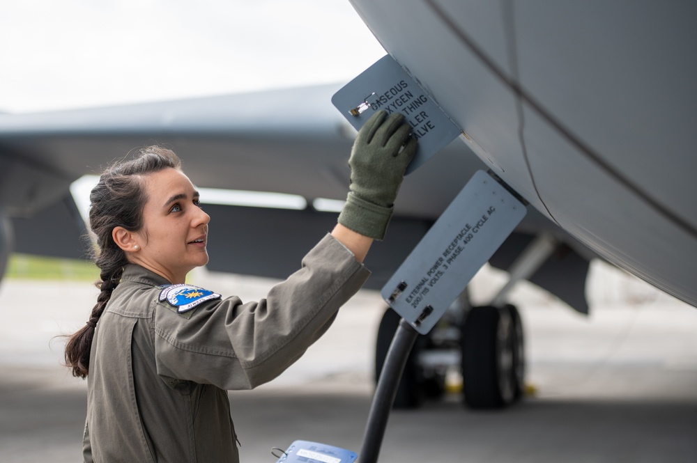 909th ARS fuel Fighting Falcons