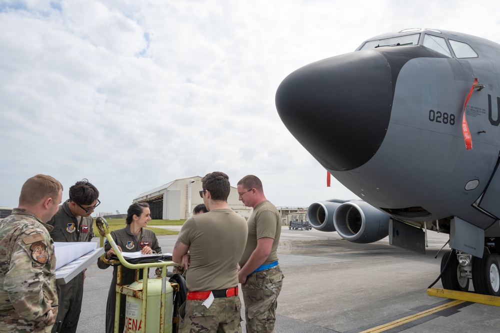 909th ARS fuel Fighting Falcons