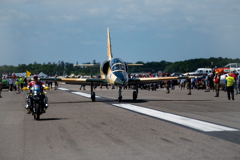 World-wide aircraft make an appearance at the Sun n’ Fun