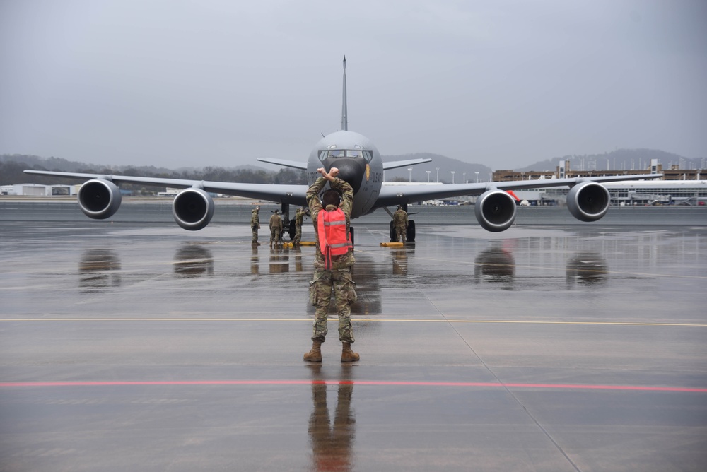 Airmen guide in KC-135