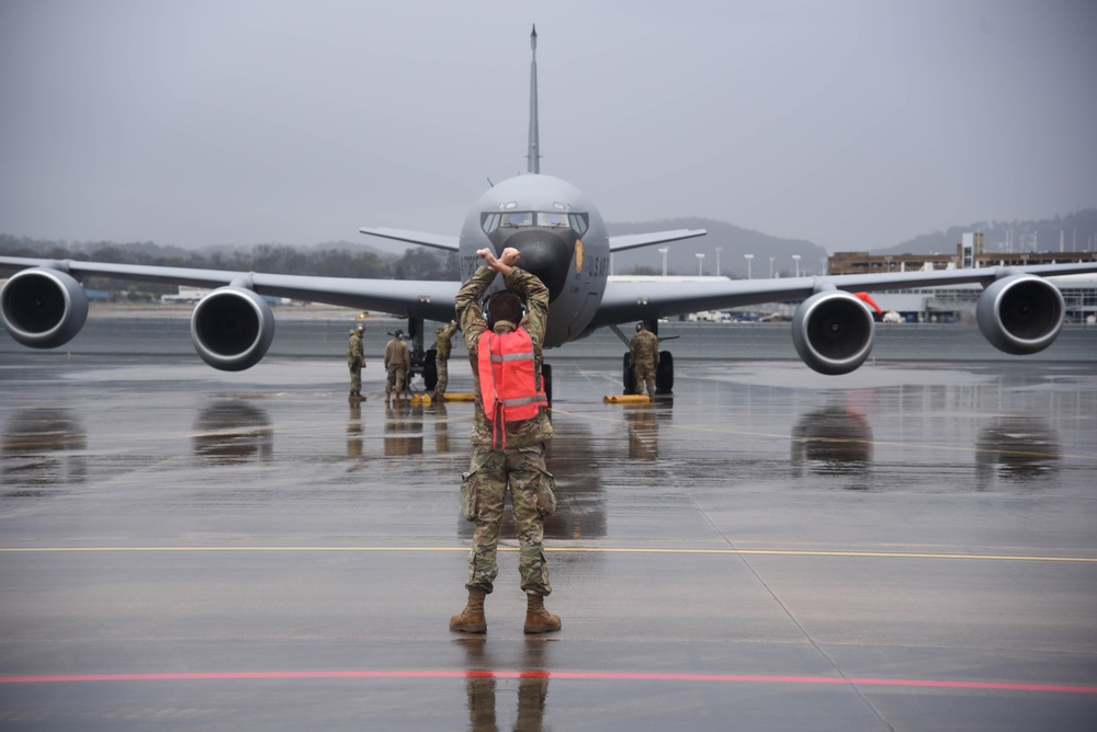 Airmen guide in KC-135