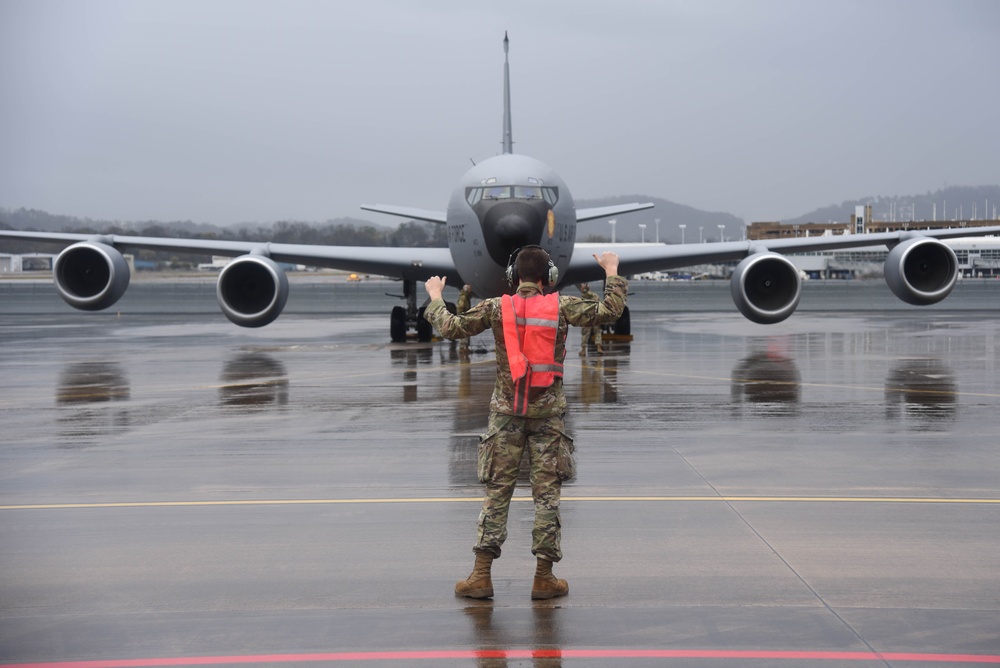 Airmen guide in KC-135