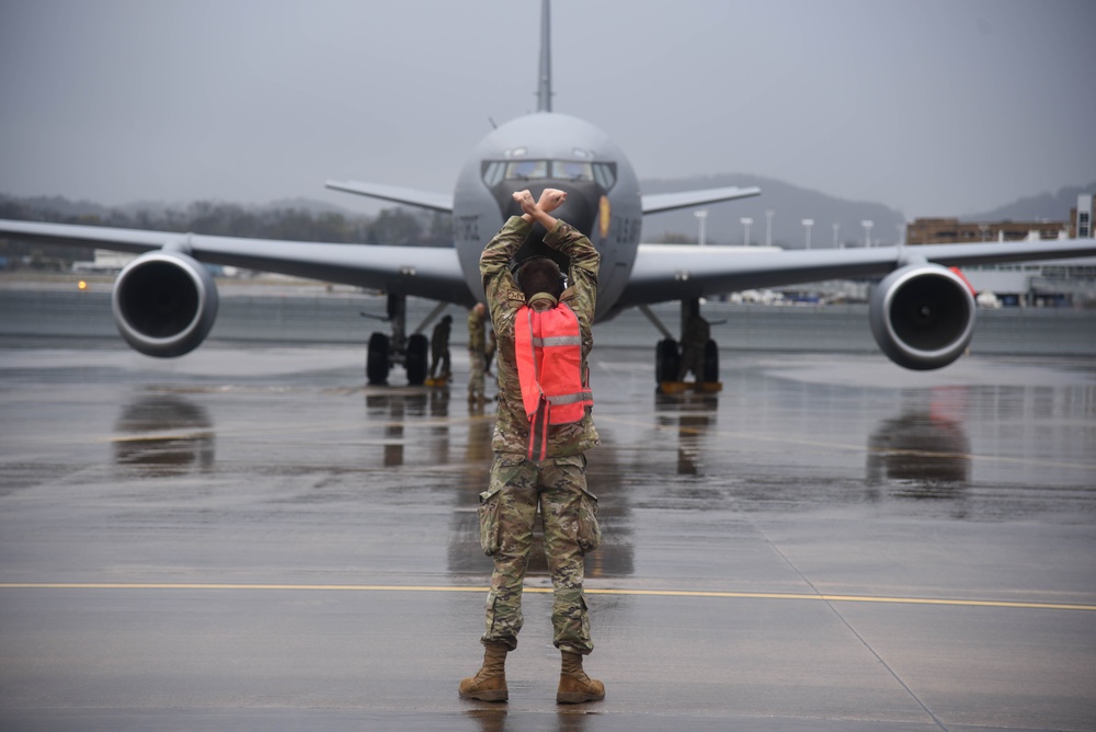 Airmen guide in KC-135