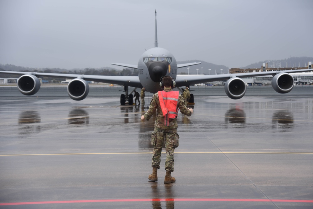 Airmen guide in KC-135