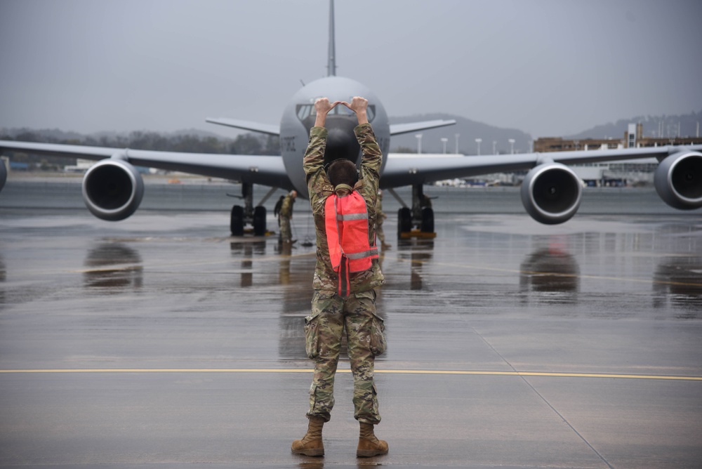 Airmen guide in KC-135