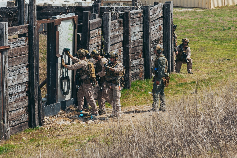 26th MEU Marines execute CQB exercise