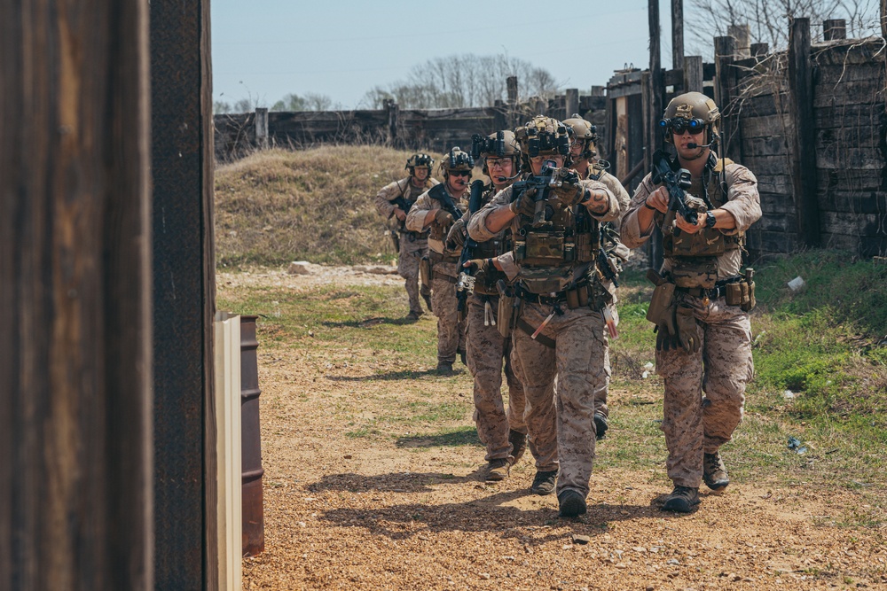 26th MEU Marines execute CQB exercise