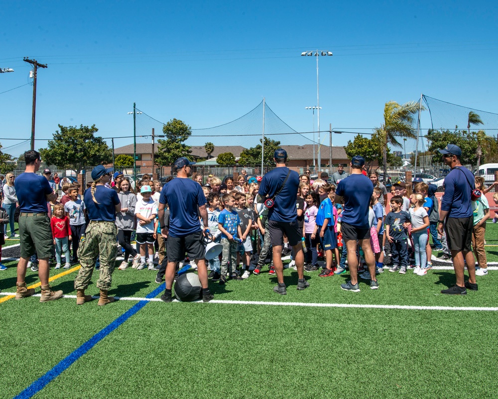 Naval Special Warfare Operators Demonstrate Safety, Teamwork, Fitness to 100 Elementary Students