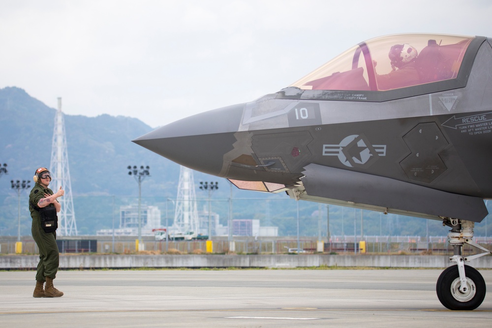 DVIDS - Images - Marines with MAG-12 refuel armed F-35s [Image 1 of 20]