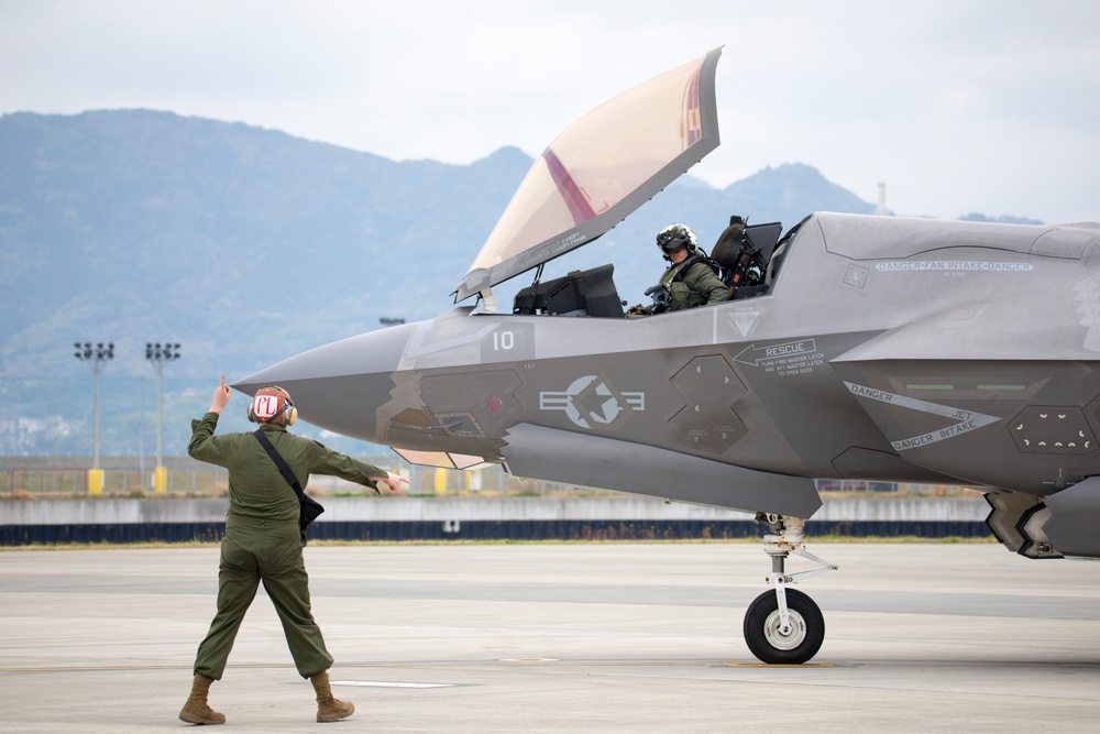 Marines with MAG-12 refuel armed F-35s