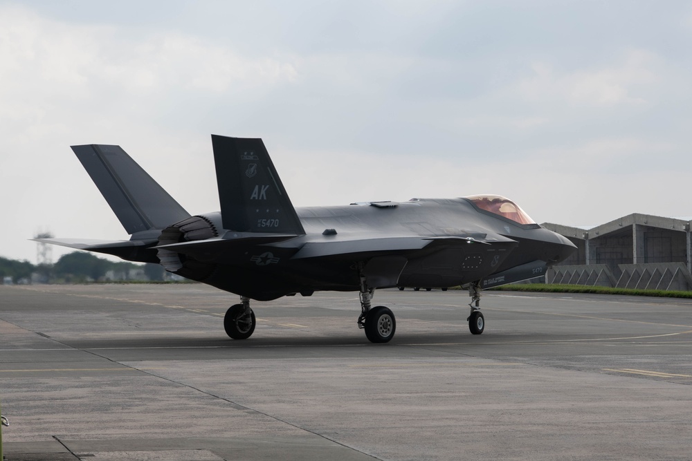 Lightning II's arrive at Kadena to maintain advanced fighter presence