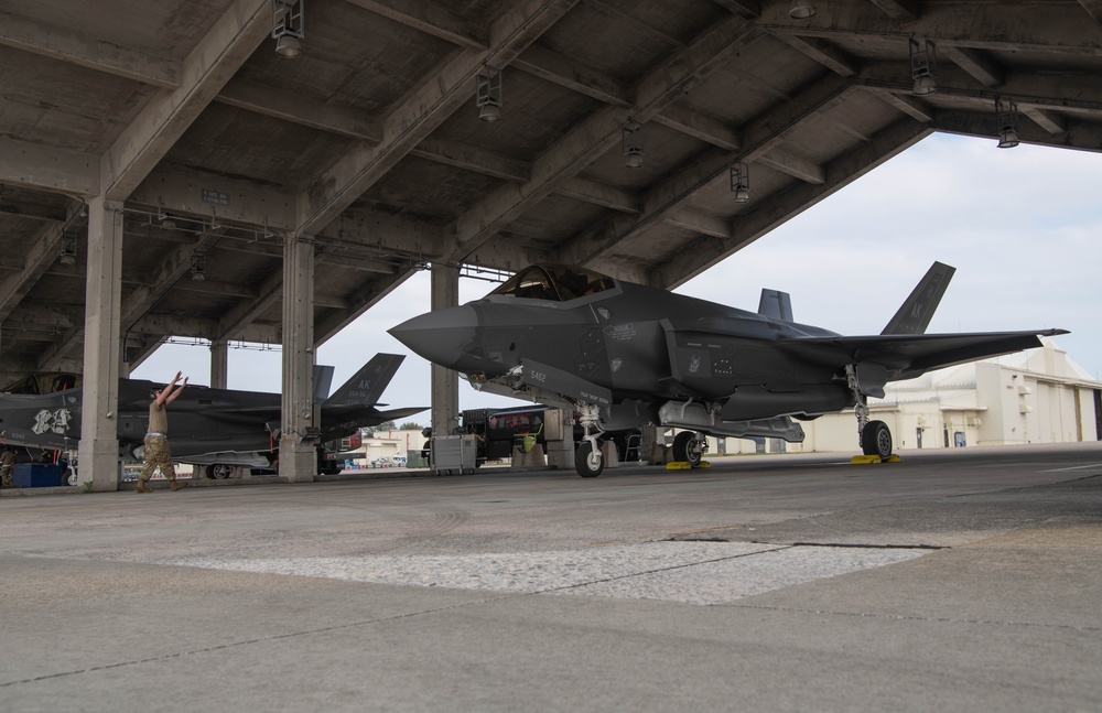 Lightning II's arrive at Kadena to maintain advanced fighter presence