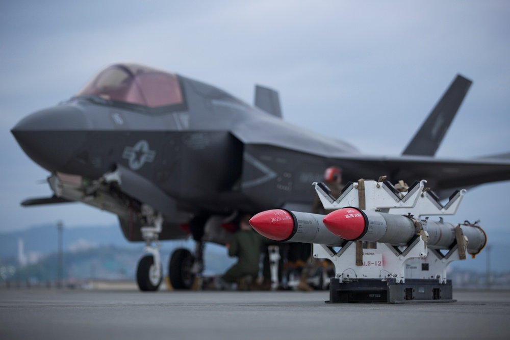 DVIDS - Images - Day and Night ops: Bats arm F-35s [Image 5 of 9]