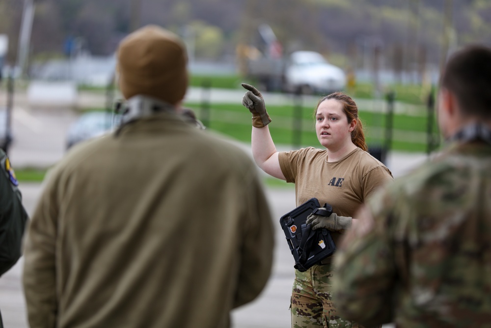 445th Airlift Wing Airmen participate in total-force trauma care training