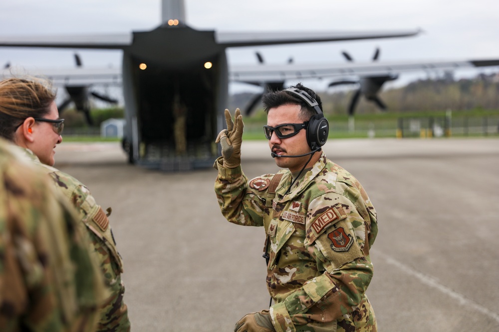 445th Airlift Wing Airmen participate in total-force trauma care training