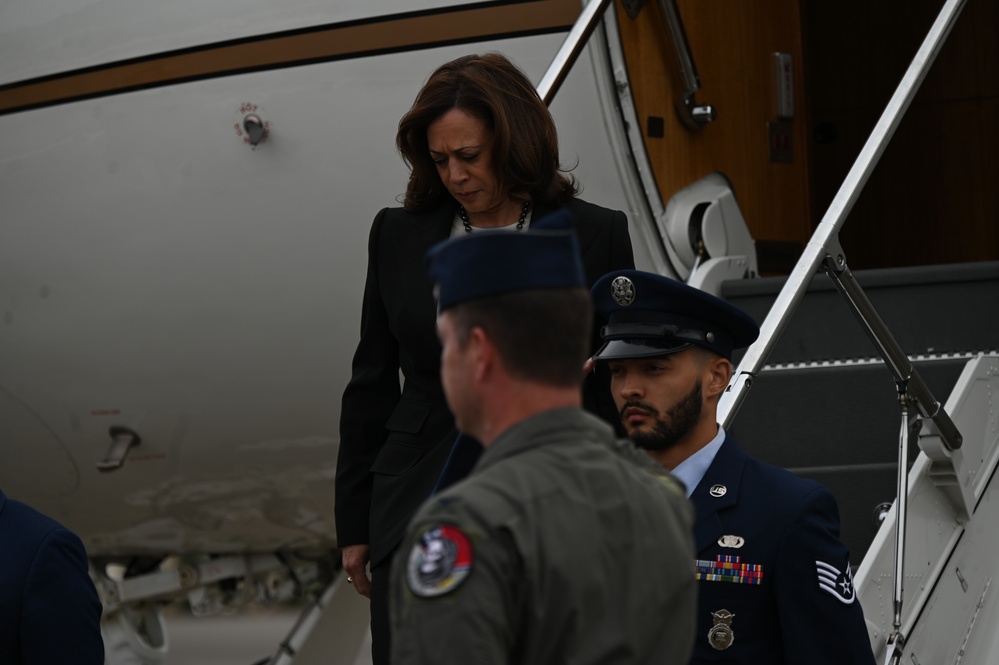 Vice President Harris Visits Nashville, meets 118th Wing Commander
