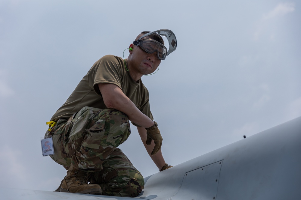 Balikatan 23 | U.S. Marines, Airmen Work Together to Refuel Aircraft