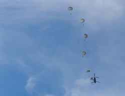 OHARNG Special Forces Operators conduct airborne, fast rope training [Image 16 of 22]