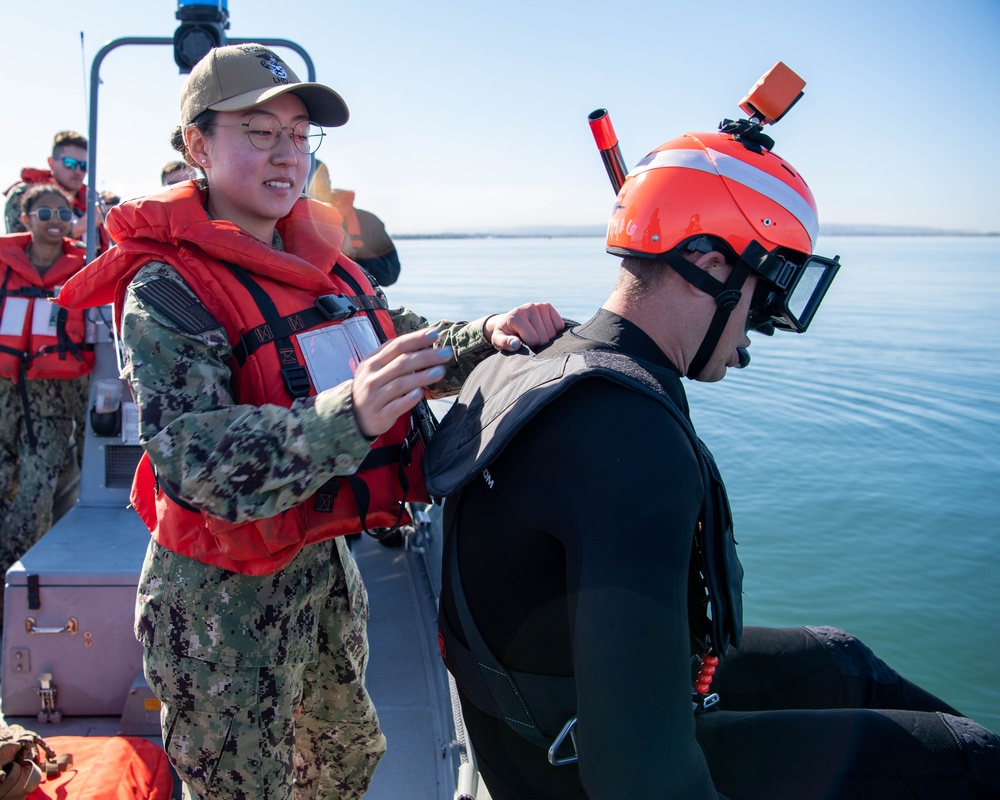 USS Essex Sailors Conduct SAR Training