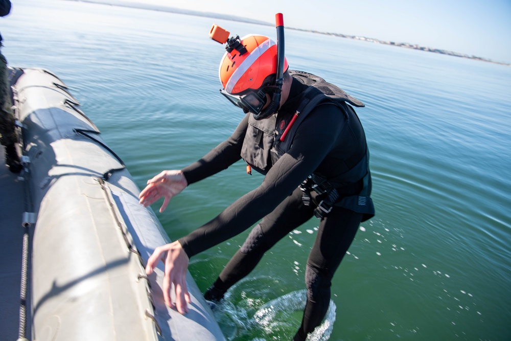 USS Essex Sailors Conduct SAR Training