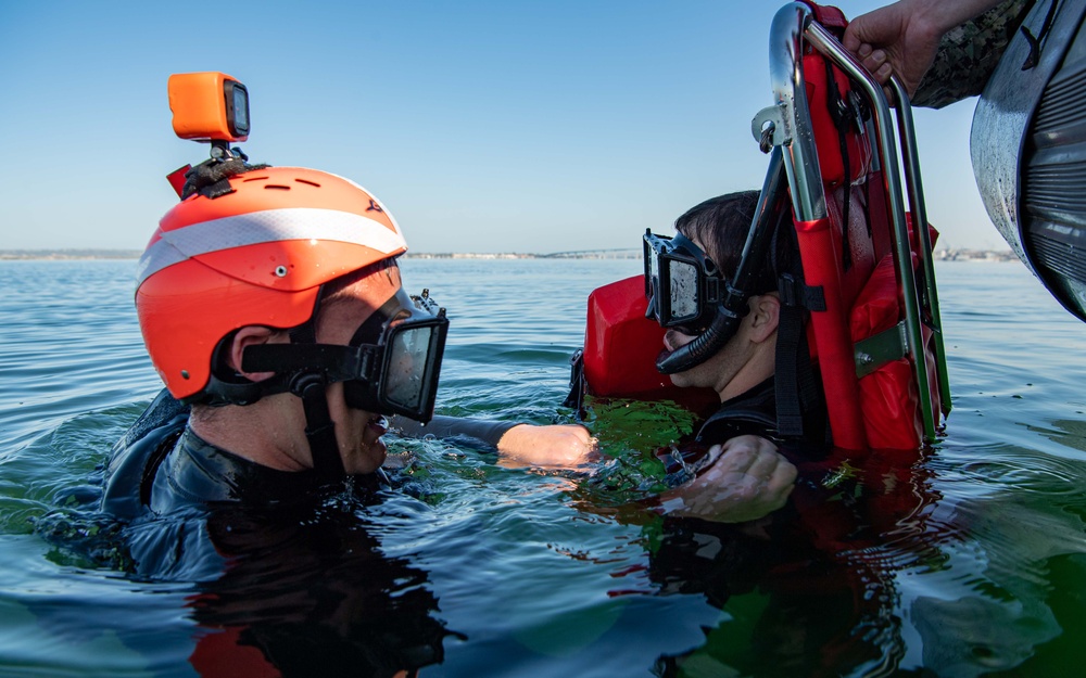 USS Essex Sailors Conduct SAR Training