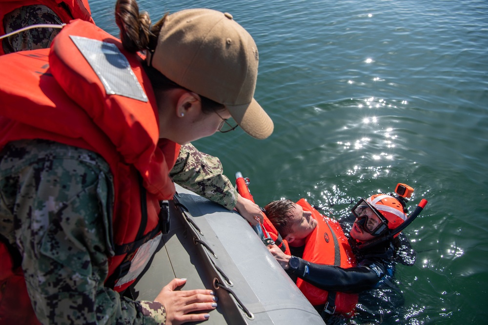 USS Essex Sailors Conduct SAR Training