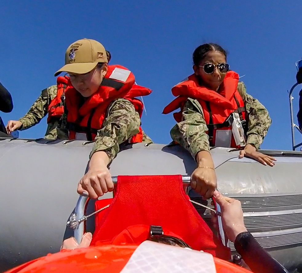 USS Essex Sailors Conduct SAR Training