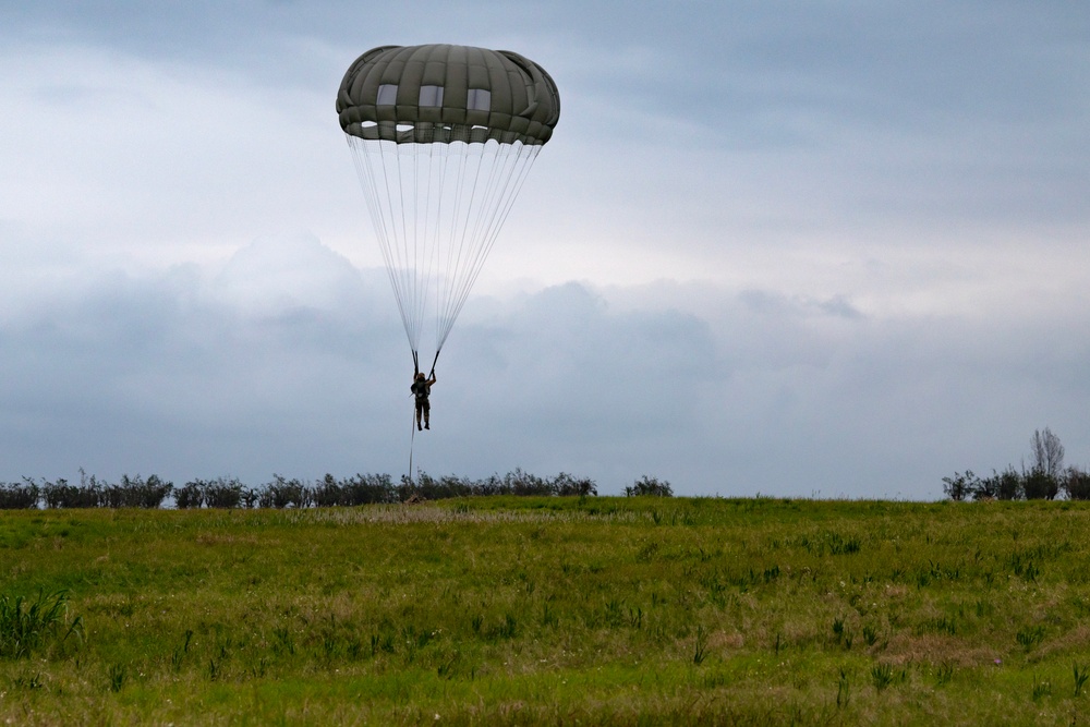 Static Line jumps over Ie Shima