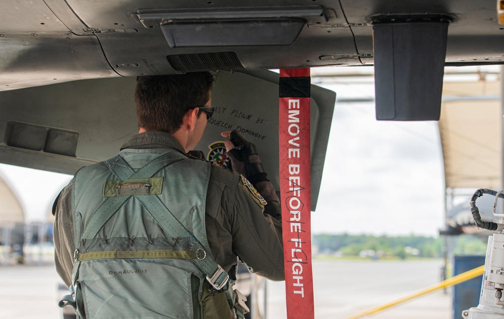 A-10 makes final descent