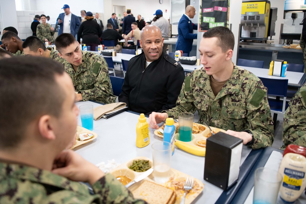 Recruit Training Command commanding officer eats with recruits