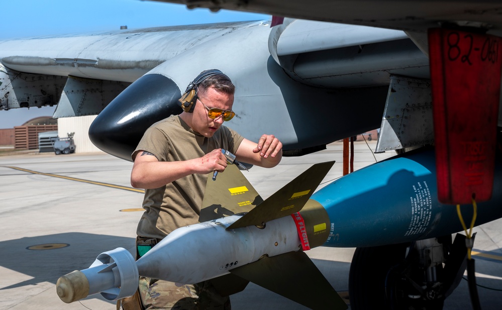 Osan Airmen participate in load crew comp