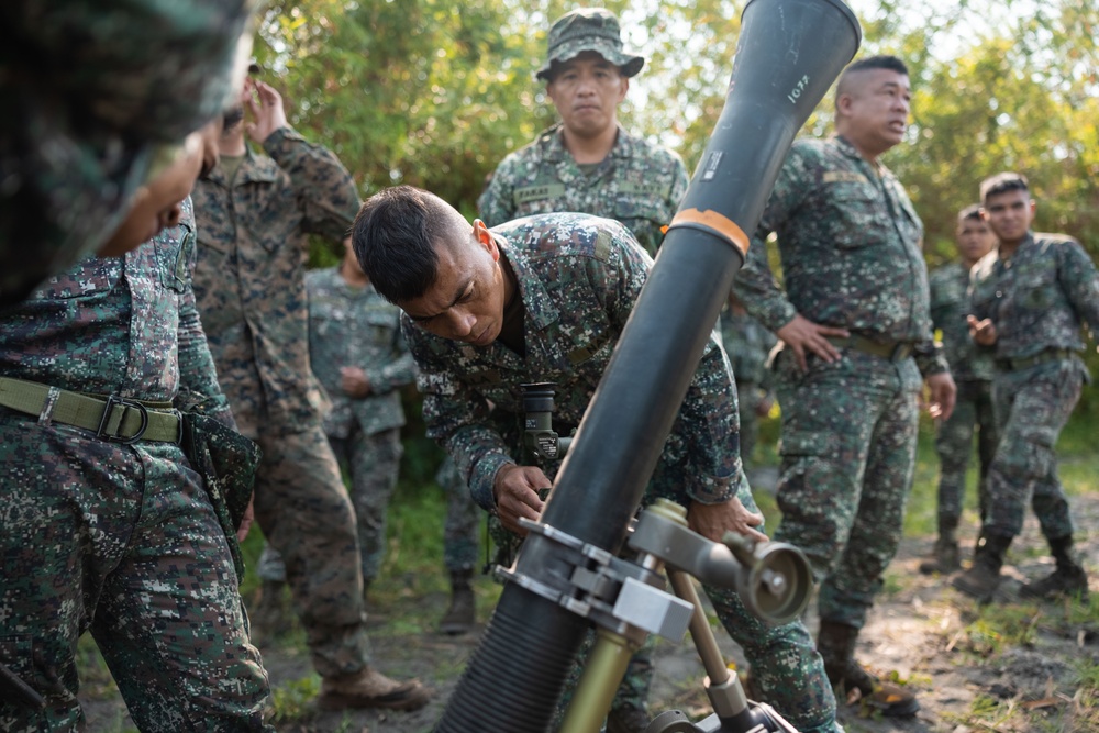 Balikatan 23 | 3d LCT Marines, PMC members conduct bilateral weapons familiarization in Santa Juliana, Philippines