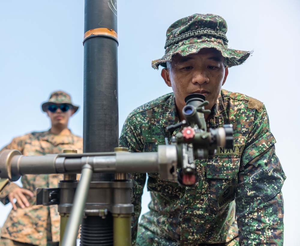 Balikatan 23 | 3d LCT Marines, PMC members conduct bilateral weapons familiarization in Santa Juliana, Philippines