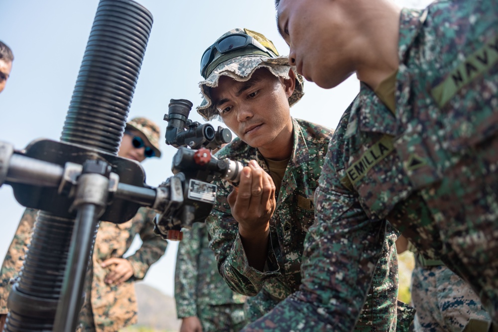 Balikatan 23 | 3d LCT Marines, PMC members conduct bilateral weapons familiarization in Santa Juliana, Philippines