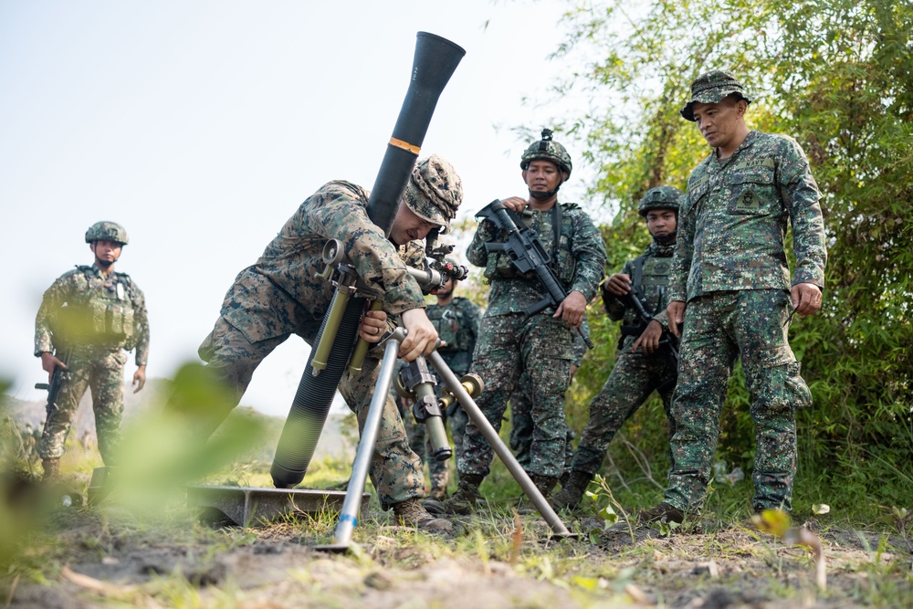 Balikatan 23 | 3d LCT Marines, PMC members conduct bilateral weapons familiarization in Santa Juliana, Philippines