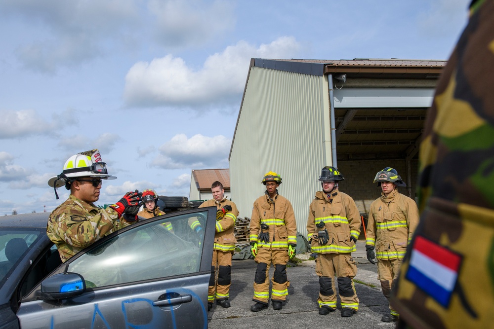 Orange Bull US-Dutch Firefighters Car Extraction Cross Training