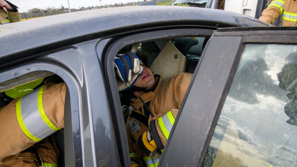 Orange Bull US-Dutch Firefighters Car Extraction Cross Training