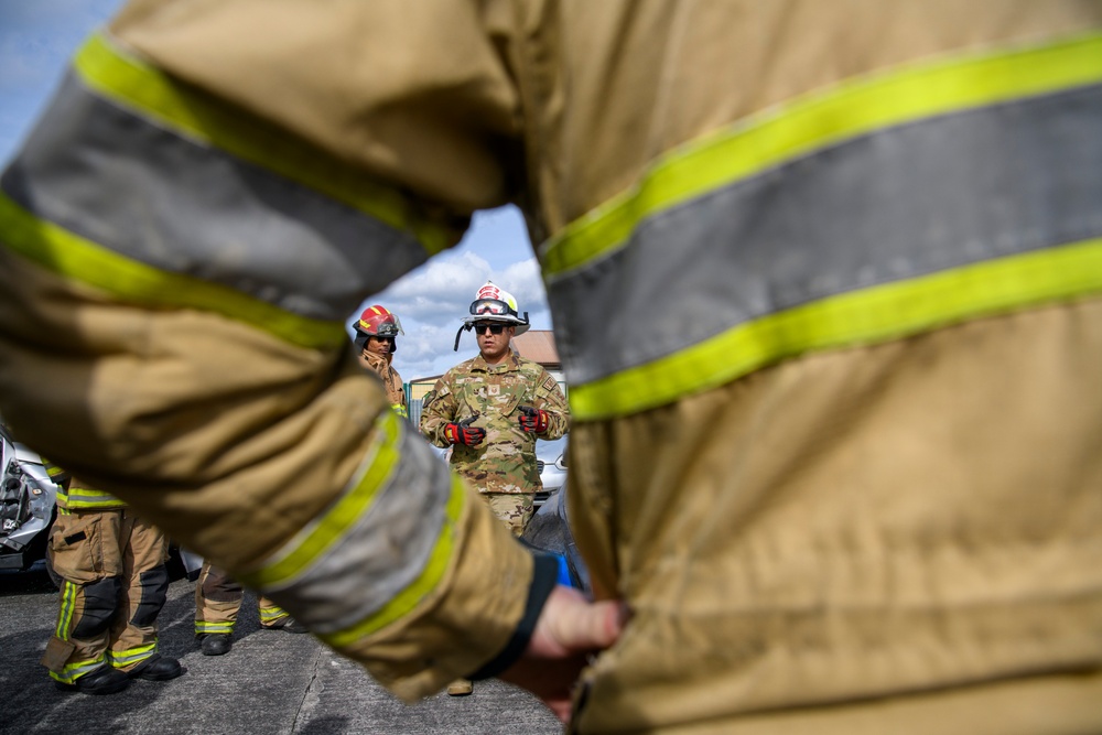 Orange Bull US-Dutch Firefighters Car Extraction Cross Training