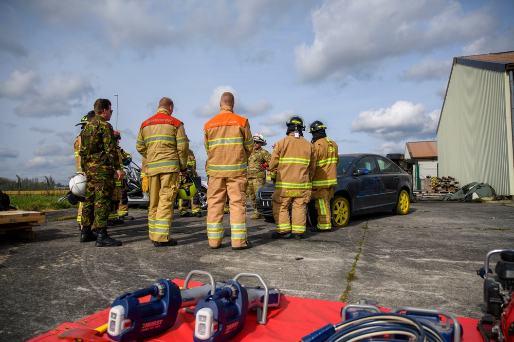 Orange Bull US-Dutch Firefighters Car Extraction Cross Training