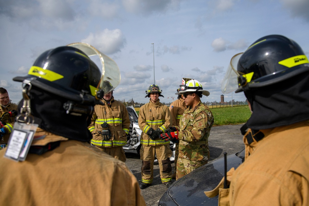 Orange Bull US-Dutch Firefighters Car Extraction Cross Training