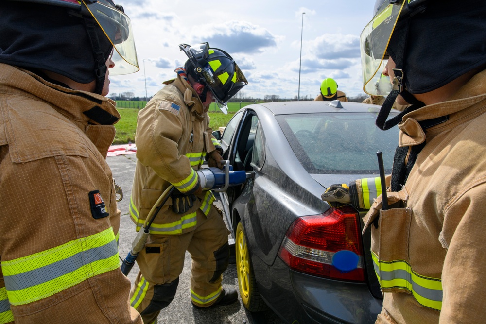 Orange Bull US-Dutch Firefighters Car Extraction Cross Training