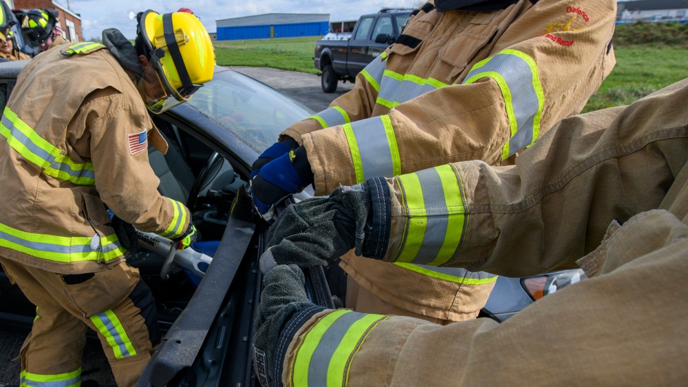 Orange Bull US-Dutch Firefighters Car Extraction Cross Training