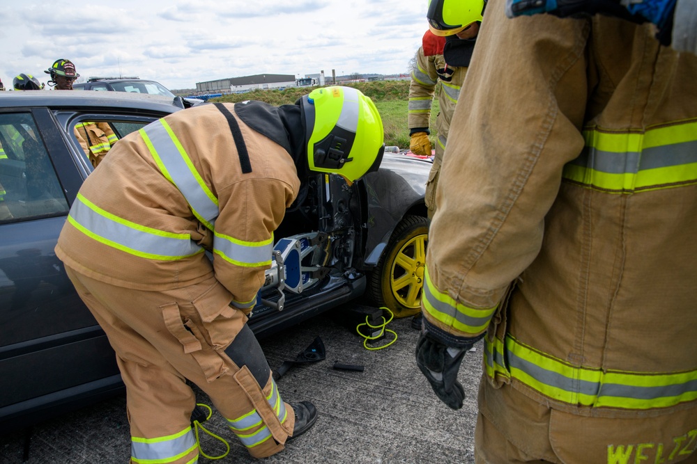 Orange Bull US-Dutch Firefighters Car Extraction Cross Training