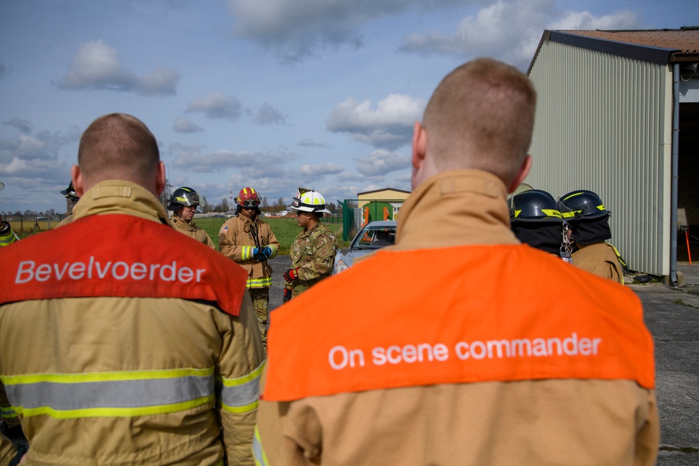 Orange Bull US-Dutch Firefighters Car Extraction Cross Training