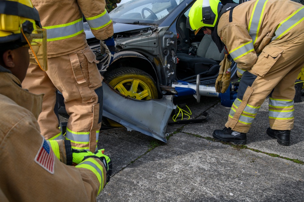 Orange Bull US-Dutch Firefighters Car Extraction Cross Training