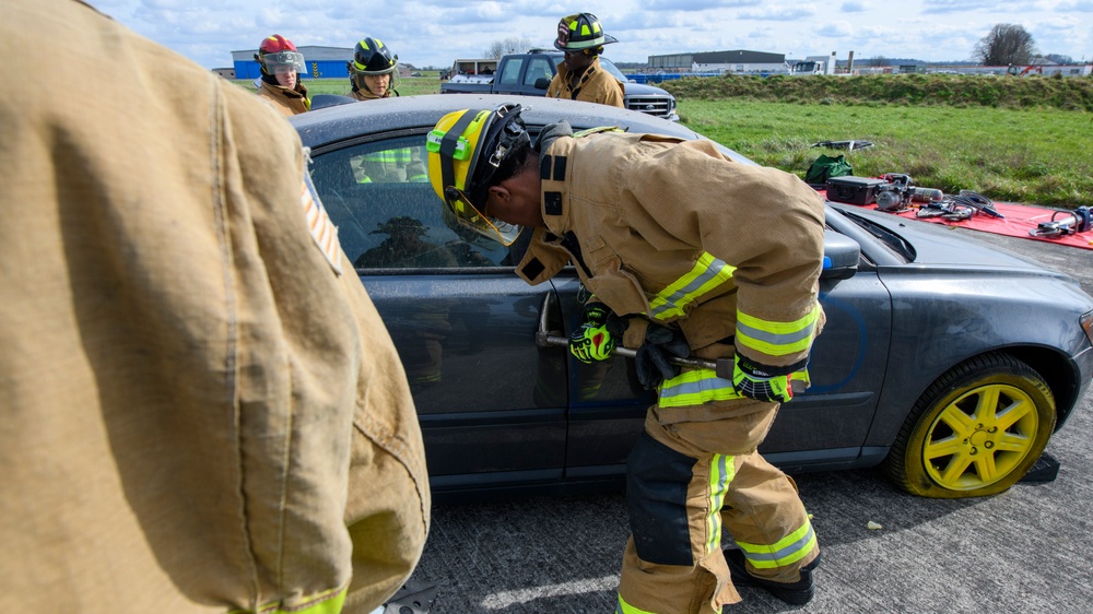 Orange Bull US-Dutch Firefighters Car Extraction Cross Training