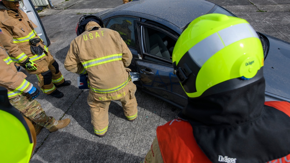 Orange Bull US-Dutch Firefighters Car Extraction Cross Training