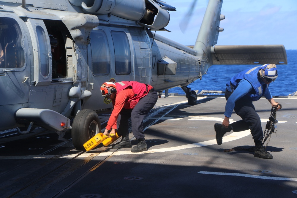 USS Princeton (CG 59) Conducts Flight Operations