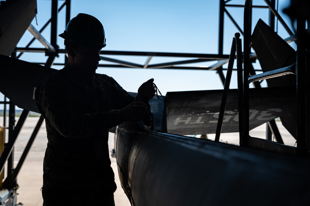 305th MXS conducts final KC-10 inspection