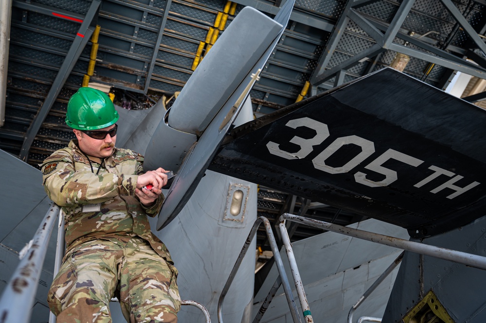 305th MXS conducts final KC-10 inspection